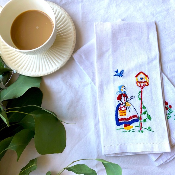 VINTAGE “Feeding the Birds” Set/2 Fingertip Towels, Linen, Red/Blue/Yellow - Picture 7 of 9